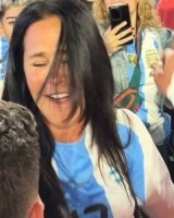 击败巴西+国家队处子球！朱利亚诺-西蒙尼赛后与母亲拥抱庆祝