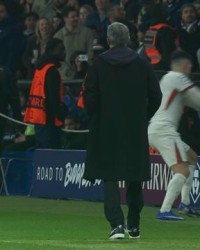 开云体育APP-切尔西2-5惨败巴黎！内托怒推球童引冲突，致敬阿扎尔？