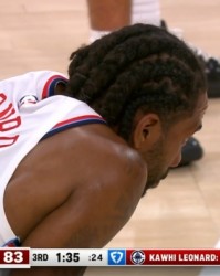 开云体育APP-连珠炮！小卡连中三分率队夺回优势 罕见吐舌庆祝