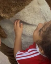 开云体育下载-无视拉菲儿子！迪士尼官号被冲：道歉孩子不应该遭受种族歧视