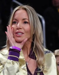 又是东契奇，百亿湖人创造历史记录，球队或复制道奇队往日荣光